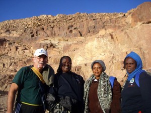 În fiecare călătorie a sa, profesorul hunedorean a întâlnit oameni deosebiţi şi culturi mai mult decât interesante (în imagine – o amintire de pe Muntele Sinai)