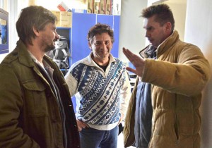 Întâlnire după 15 ani: Adrian Sitaru şi doi dintre foştii săi colegi de la ProTV Deva – Traian Benţa (în centru) şi Gabi Ganja (în dreapta)