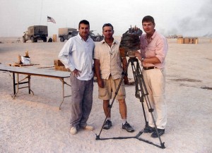Colin Hamilton (în dreapta imaginii), în 2004, în Irak, împreună cu reporterul Colin Brazier (stânga) şi producătorul Julian Morrison (centru)