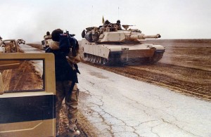 Un cadru cu un convoi, cel mai simplu lucru de filmat în Irak, pentru Colin Hamilton