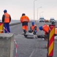 Întârzierile la lucrările de autostrăzi costă Compania Naţională de Autostrăzi şi Drumuri Naţionale din România (C.N.A.D.N.R.) zeci de milioane de euro în plus.