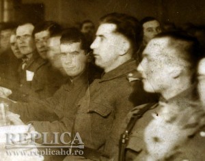 Când a fost lăsat la vatră, pentru Constantin Biriş (în centru) s-a organizat o masă mare, cât la o nuntă, din proviziile pe care el le-a economisit în magazie