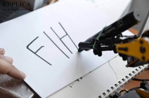 Robotul care poate face ordine într-un mini-depozit ştie şi să scrie