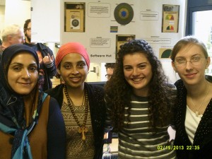 Împreună cu câteva dintre prietene şi colege: Zahra din Iran, Tina din Malaesia şi Sifa din Cipru (de la stânga la dreapta).