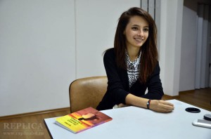 Deşi este foarte tânără, Maria Simona Dimian se pregăteşte să-şi lanseze deja cea de-a doua carte