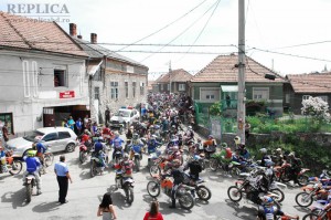 Riderii au blocat centrul satului Ghelari, înainte de start