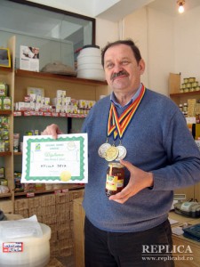 Iosif Korb şi medaliile care confirmă faptul că mierea produsă la noi în judeţ este de cea mai bună calitate, la nivel mondial