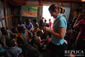 Voluntarii din Deva au construit o mică şcoală pentru copiii din Slam-ul capitalei kenyene, iar acum vor să adune bani pentru a-i trimite zilnic pe cât mai mulţi la cursuri