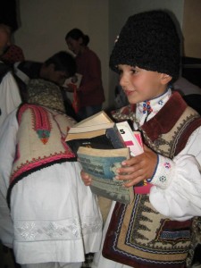 Micuţii pădureni au primit bucuroşi şi curioşi cărţile dăruite de micuţii din Ţinutul Momârlanilor