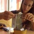 Alexandra Ferencz, elevă a Colegiului Naţional de Informatică „Traian Lalescu” din Hunedoara, a construit o lampă electrică. Nimic deosebit, aţi spune, dar lampa ei electrică funcţionează cu lumânări!