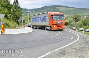 Imediat după “luxul” de pe autostradă, şoferii sunt treziţi brusc la realitatea rutieră din România de o urcare incomodă pe DN 7, la Şoimuş, apoi de unul sau două giratorii, în funcţie de traseu