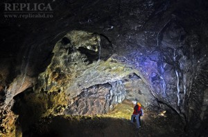 Peştera Curată este cea mai mare dintre peşterile de pe Valea Roatei, cercetate sistematic de arheologi. Distanţa de la sol şi până la plafonul peşterii depăşeşte, pe alocuri, 15 metri