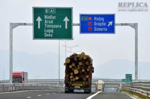 Pe motiv că nu se află pe un drum naţional, numele municipiului Hunedoara nu este prezent pe indicatoarele de pe autostrada Deva-Orăştie