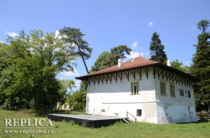 Bastionul Roşu, impresionanta cladire considerată casa natală a principelui Transilvaniei, Gabriel Bethlen, a fost construită pe moşia din Ilia, domeniu amintit pentru prima oară în documente acum aproape 800 de ani