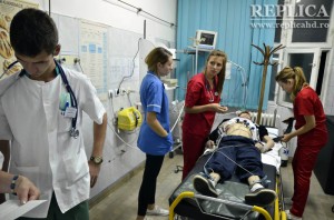 “Mediciniştii” cu adevărat pasionaţi îşi sacrifică vacanţa din dorinţa de a învăţa cu adevărat meserie, în secţia de urgenţe a spitalului
