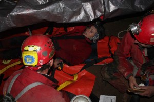 Un cort amenajat în întuneric şi frig, la sute de metri adâncime,  este una dintre primele măsuri aplicate în cazul unei salvări din peşteră