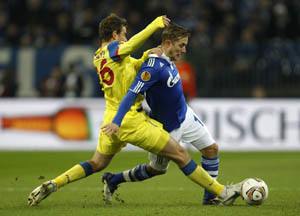 Schalke 04's Holtby is challenged by Steaua Bucharest's Bicfalvi during the Europa League Group J soccer match in Gelsenkirchen