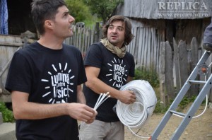 Iulian Angheluţă (în plan secund) şi prietenii lui au vrut să facă ceva cu adevărat important pentru locuitorii satului Ursici