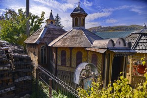 Între şură, casa cea nouă şi o margine a gospodăriei,  Samoilă Zgăvârdean a găsit loc pentru o mică biserică numai a lui.