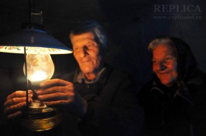 După ce că nu mai speră să aibă vreodată “lumină de la bec”, bătrânii se plâng de altceva: nu mai găsesc petrol lampant