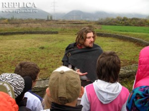 Arheologul Marius Barbu le-a explicat copiilor din Mintia cât de importante sunt, de fapt, “ruinele” de la marginea satului lor