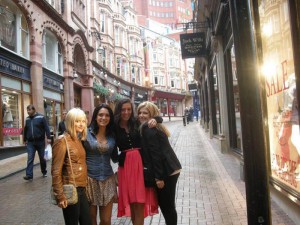 Diana, Andrada, Antonia şi Ioana (de la stânga la dreapta) s-au regăsit, după liceu, studente în Anglia, la Coventry, loc în care le merge mult mai bine decât în oricare centru universitar din România