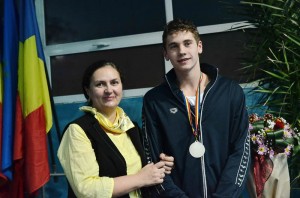 Carmen Eleonora Hărău şi Alexandru Bădeaţă, la finalul unei întreceri  în urma căreia tânărul înotător a câştigat, pe lângă o medalie, şi un susţinător important, în persoana deputatului de Hunedoara