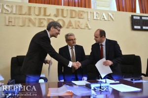 Consultantul Leonard Orban, preşedintele CJ Mircea Moloţ şi prorectorul UBB Ioan Bolovan (în dreapta) vor colabora pentru proiecte destinate valorificării potenţialului turistic al Hunedoarei