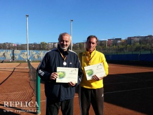 Lucian Hărău (în stânga) şi Viorel Căciulescu, câştigătorii Cupei MICRO MEGA Group la tenis