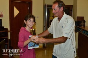 Andreea Kiss primeşte trofeul “Micro Mega junior” de la antrenorul Viorel Căciulescu