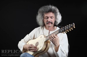 Vihuela, instrumentul care a intermediat trecerea lui Nicolae Szekely de la chitară la lăută