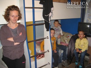 Lavinia Gherga şi cei şase copii ai săi ar putea rămâne şi fără cămăruţa de 20 de metri pătraţi în care  se înghesuie toţi, cum pot, zi de zi