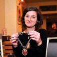 În urmă cu 11 ani Daciana Cuc a realizat prima ei bijuterie. Era studentă la Arhitectură, în Timişoara, şi i-a trecut prin minte gândul să îşi facă, ea singură, câteva […]