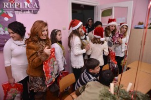 Adriana Vlad, reprezentanta E-lite Nutriţia, a dăruit peste 100 de pachete copiilor de la cele trei şcoli din Deva, Hunedoara şi Călan