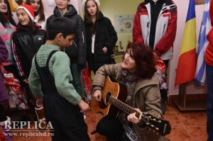 Copiii cu handicap din Hunedoara au fost colindaţi de elevi din Deva şi Călan, coordonaţi de Mariana Pleşea, profesoara de muzică de la Colegiul Naţional Sportiv “Cetate”