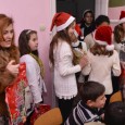 Zeci de copii de la trei şcoli din judeţul Hunedoara, dar şi vârstnicii de la Centrul de Îngrijire din Brănişca primesc cadouri de la farmaciile E-lite Nutriţia, cu câteva zile […]