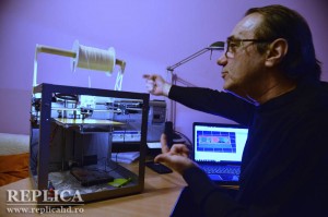 Imprimanta 3D funcţionează cu filament de plastic, care se vinde la kilogram, iar în România costă 260 de lei, dublu faţă de ţările vestice