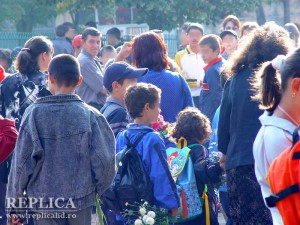 În Călan, doi din 10 copii din clasele l - Vlll duc dorul părinţilor plecaţi la muncă în străinătate