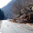 Inaugurat la finele anului trecut, drumul care scoate din izolare 2.000 de oameni din şapte sate ale Ţinutului Pădurenilor este afectat de alunecări de teren şi căderi de roci. 