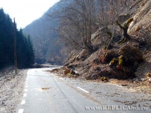 Versanţii de pe valea râului Cerna sunt mai instabili decât au crezut proiectanţii drumului  Topliţa – Gura Bordului