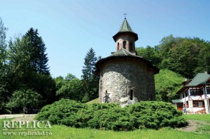Mănăstirea Prislop şi mormântul Părintelui Arsenie Boca cheamă omul de rând atras aici de firele nevăzute ale desăvârşirii