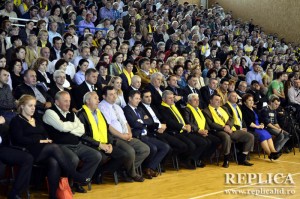 Peste 1300 de liberali din tot judeţul Hunedoara s-au întâlnit luni, la Deva, cu preşedintele partidului, Crin Antonescu, şi candidaţii PNL pentru alegerile europarlamentare