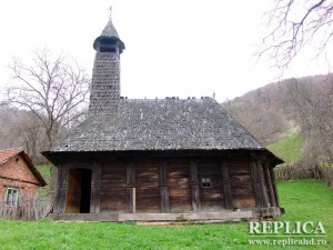 Bisericuţa de lemn de la vălari, unică în ţară şi, poate, chiar în Europa, se numără, din păcate, pe lista monumentelor istorice importante asupra cărora planează foarte ameninţător pericolul dispariţiei