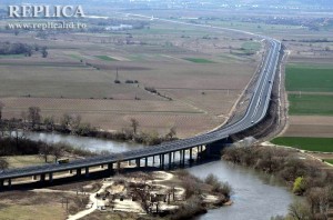 În judeţul Hunedoara, autostrada urmăreşte Lunca Mureşului, cale folosită de popoarele migratoare în urmă cu  mai bine de un mileniu