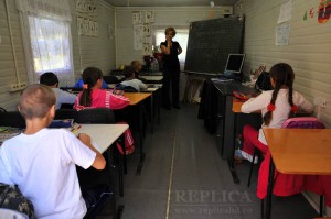 După opt ani în care s-au chinuit într-un container (foto stânga), copiii din Holdea au parte de o sală de clasă adevărată