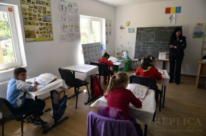 După opt ani în care s-au chinuit într-un container, copiii din Holdea au parte de o sală de clasă adevărată