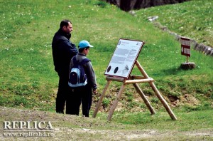 Turiştii veniţi la Sarmizegetusa Regia au parte de informaţii transmise într-un mod modern, de pe panouri aşezate pe suporţi intr-un material tradiţional – lemnul