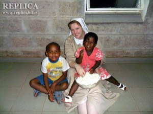 Sora Dana, împreună cu unii dintre primii copii întâlniţi în Africa,  copii pe care – fără îndoială – iubeşte să-i facă fericiţi!