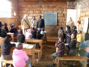 Vizită la elevii din şcolile africane, îngrozitor de sărace, faţă de şcolile europene