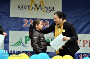 Unul dintre zecile de copii premiaţi de deputatul Carmen Hărău la serbarea de 1 Mai